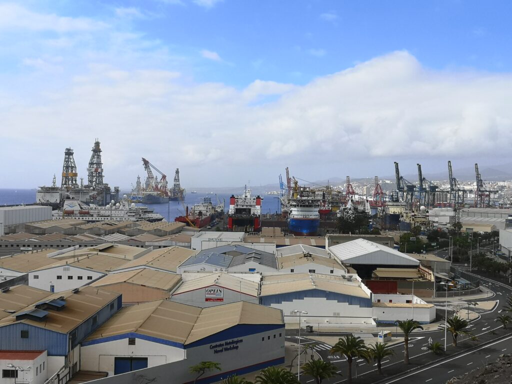 Puerto de Las Palmas..--- Radio Muelle.- EGCom.
