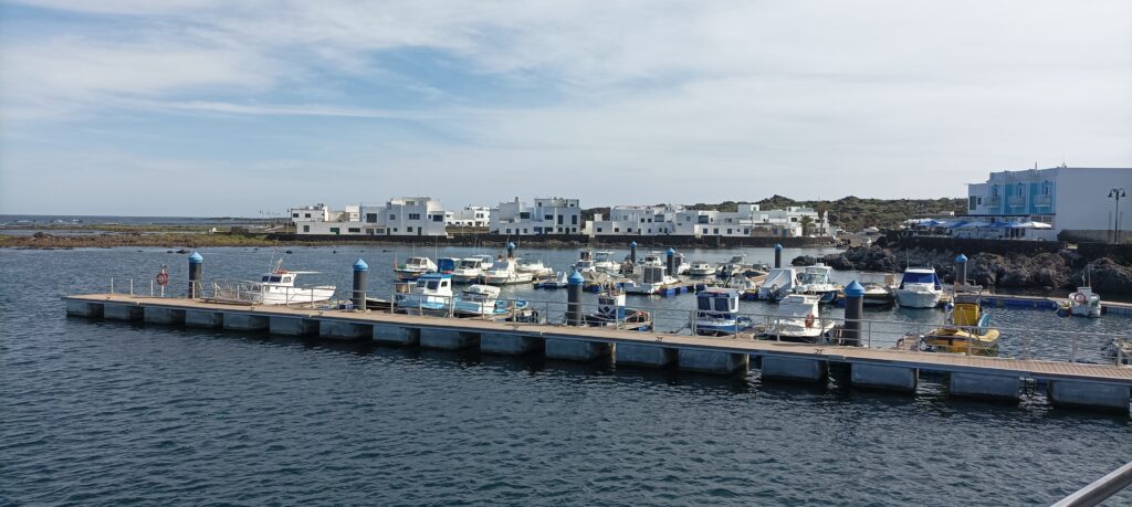 LA GRACIOSA. Caleta de Sebo .--- Náutica Canaria.- RadioMuelle.-----