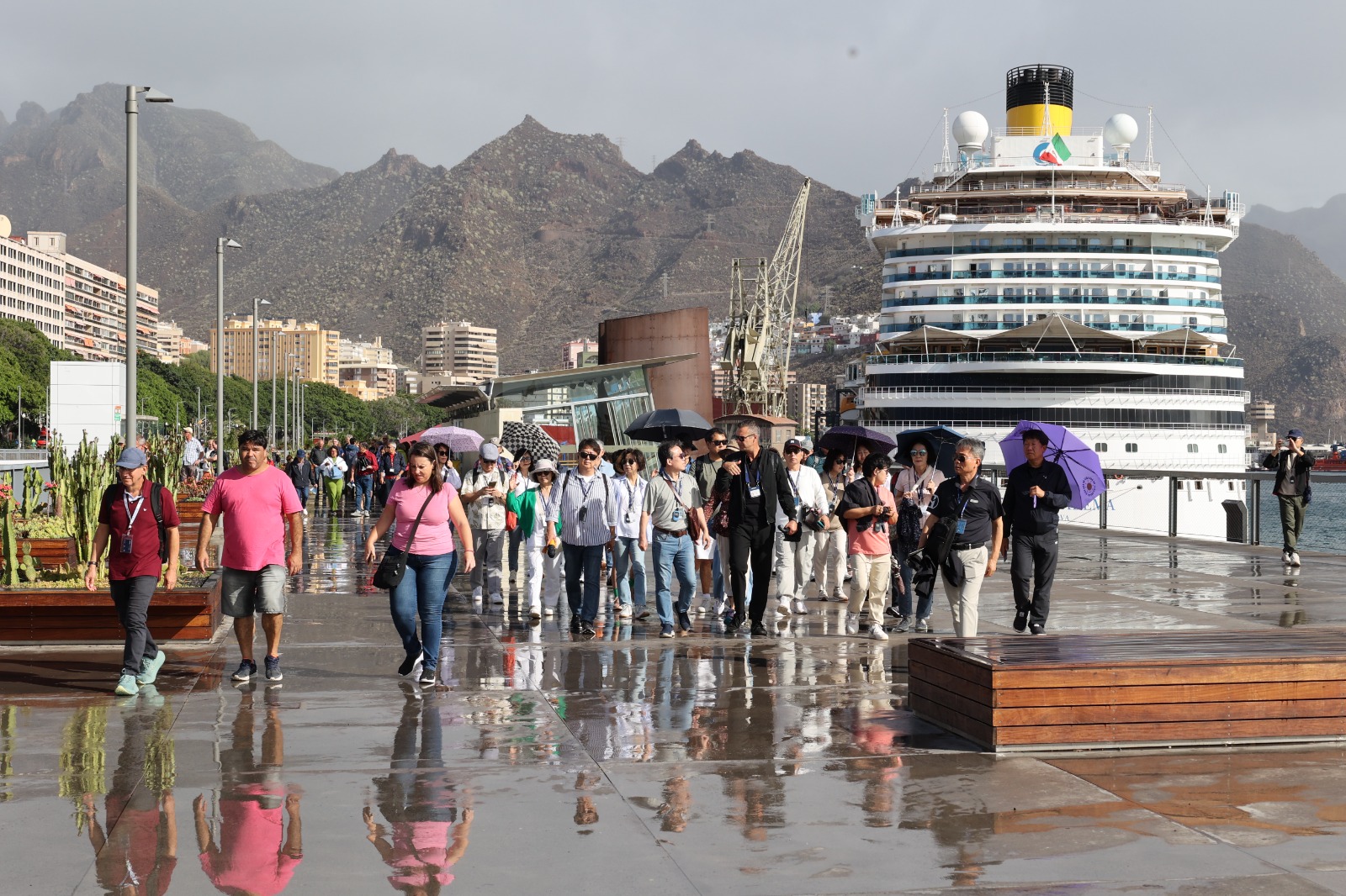 Cruceristas en el puerto de SC de Tenerife .- Radio Muelle.-